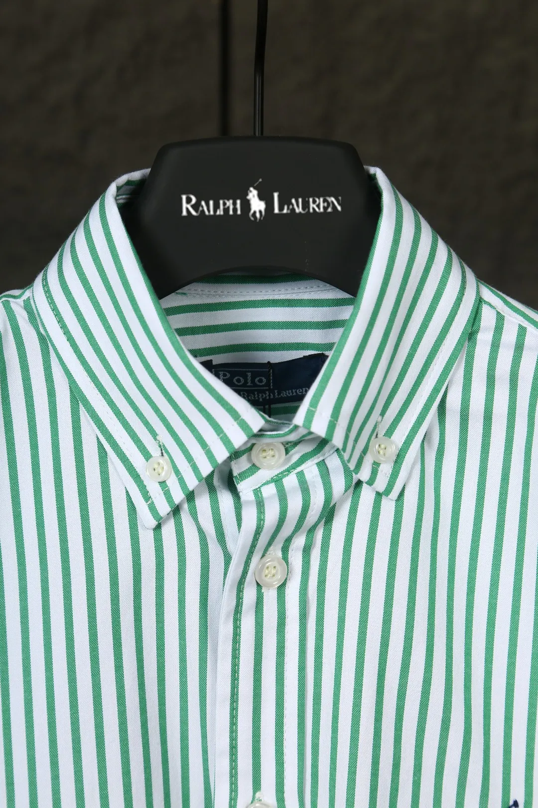 P250 Actual Photos [Popular New Style] Model No.: 25019# Color: Red/Green/Blue Size: S to Custom dyed original pearlescent white buttons, large and small divisions, vertical eyelets ✅ - Special shaped chiffon foil is included in the collar door tube, not easy to deform and pull ✅ - RL three-color large and small vertical striped shirt, extraordinary isometric, cleverly matched stripes, diverse wear to stimulate self-expression, relaxed layering to play with the look of the four seasons